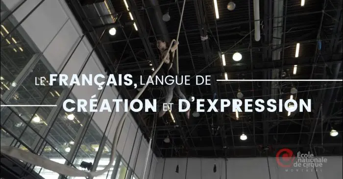 Artiste aérien évoluant en hauteur sur des cordes dans un grand gymnase, lumières brillantes. Le texte en français superposé est le suivant : "Le français, langue de création et d'expression" : Le français, langue de création et d'expression, soulignant la campagne commune de promotion du français. Logo de l'École nationale de cirque Montréal dans le coin.