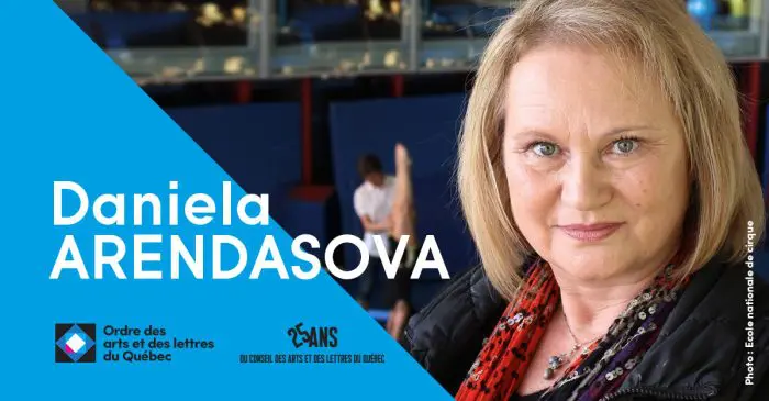 Portrait de Daniela Arendasova, membre de l'Ordre des arts et des lettres du Québec, souriante sur fond flou. Un bandeau bleu à gauche indique son nom et les logos de l'Ordre des arts et des lettres du Québec et de l'École nationale de cirque.