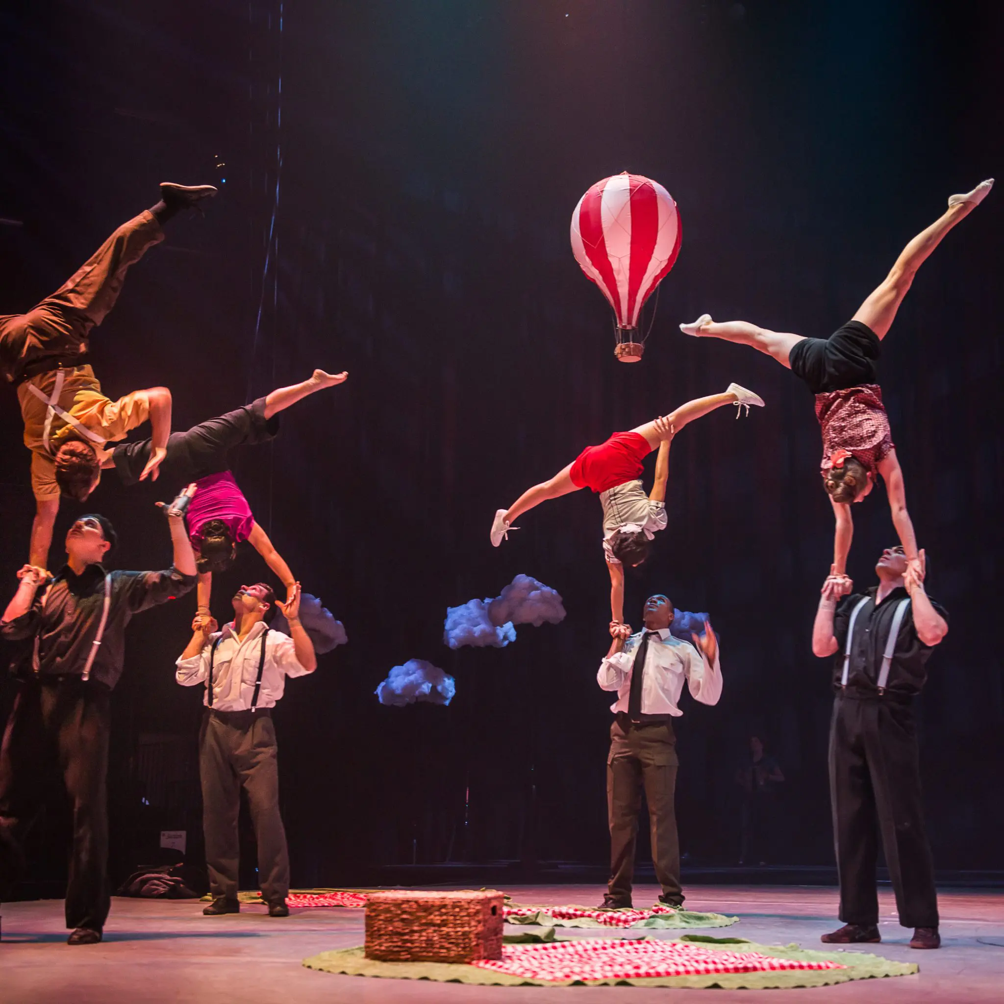 Des acrobates, qui rappellent que plusieurs diplômé-e-s de l'ECN ont reçu des prix, exécutent des numéros d'équilibre par deux sur scène, sous une petite montgolfière et des nuages artificiels. Des éclairages dramatiques mettent en valeur leurs costumes d'époque.