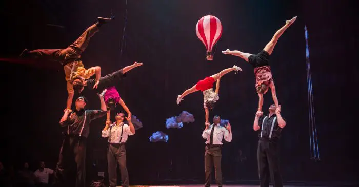 Des acrobates, qui rappellent que plusieurs diplômé-e-s de l'ECN ont reçu des prix, exécutent des numéros d'équilibre par deux sur scène, sous une petite montgolfière et des nuages artificiels. Des éclairages dramatiques mettent en valeur leurs costumes d'époque.