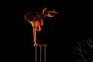 Photo: Caroline Thibault Artiste: Thomas Parent en équilibre