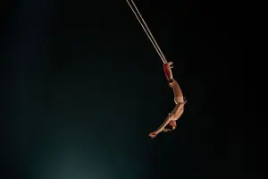 Photo: Caroline Thibault Artiste: Malou Latrompette en trapèze ballant