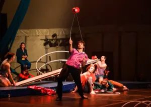 Photo: Jean-François SavariaSpectacle: Numéro de diabolo pour Voir l'Ennui en rose