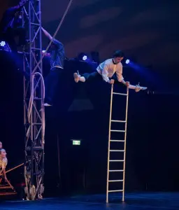 Photo: Caroline ThibaultSpectacle: Numéro d'échelle pour Flujo