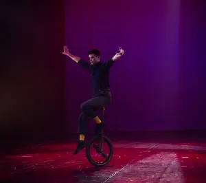 Photo: Marie-Andrée Lemire Artiste: Esteban Immer en monocycle