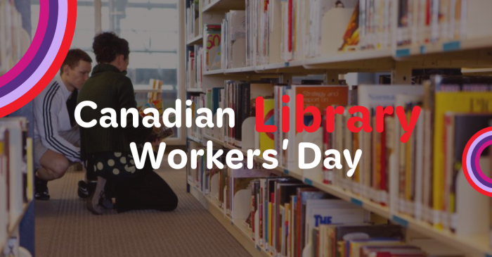Deux personnes s'agenouillent et feuillettent des livres dans une allée de bibliothèque. Le texte superposé indique Canadian Library Workers' Day et Journée canadienne des employés des bibliothèques, avec des lettres blanches et rouges en gras et des accents circulaires colorés dans les coins.