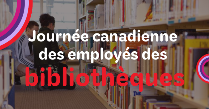 Deux personnes sont assises et lisent dans une allée de bibliothèque entourée d'étagères. Un texte en français superposé célèbre la Journée canadienne des employés des bibliothèques.