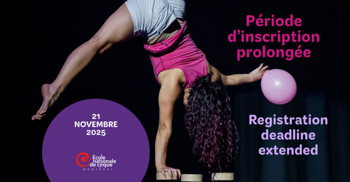Un artiste de cirque se tient en équilibre la tête en bas sur des cannes tout en tenant un ballon rose. Le texte se lit comme suit : Période dinscription prolongée. Registration deadline extended. 21 novembre 2025. École nationale de cirque Montréal.