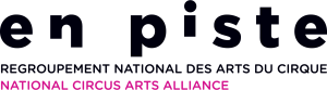 Logo avec un texte noir de grande taille indiquant "en piste" au-dessus d'un texte plus petit, "Regroupement national des arts du cirque" en français, et "Alliance nationale des arts du cirque" en rose en bas.