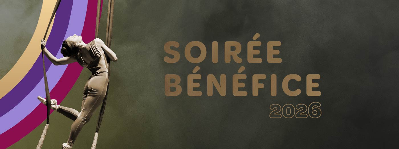 Une artiste de cirque en justaucorps pose gracieusement sur un cerceau aérien, suspendue devant de riches rideaux de théâtre rouges sous un projecteur lors de la soirée-bénéfice de la Fondation de l'ENC.