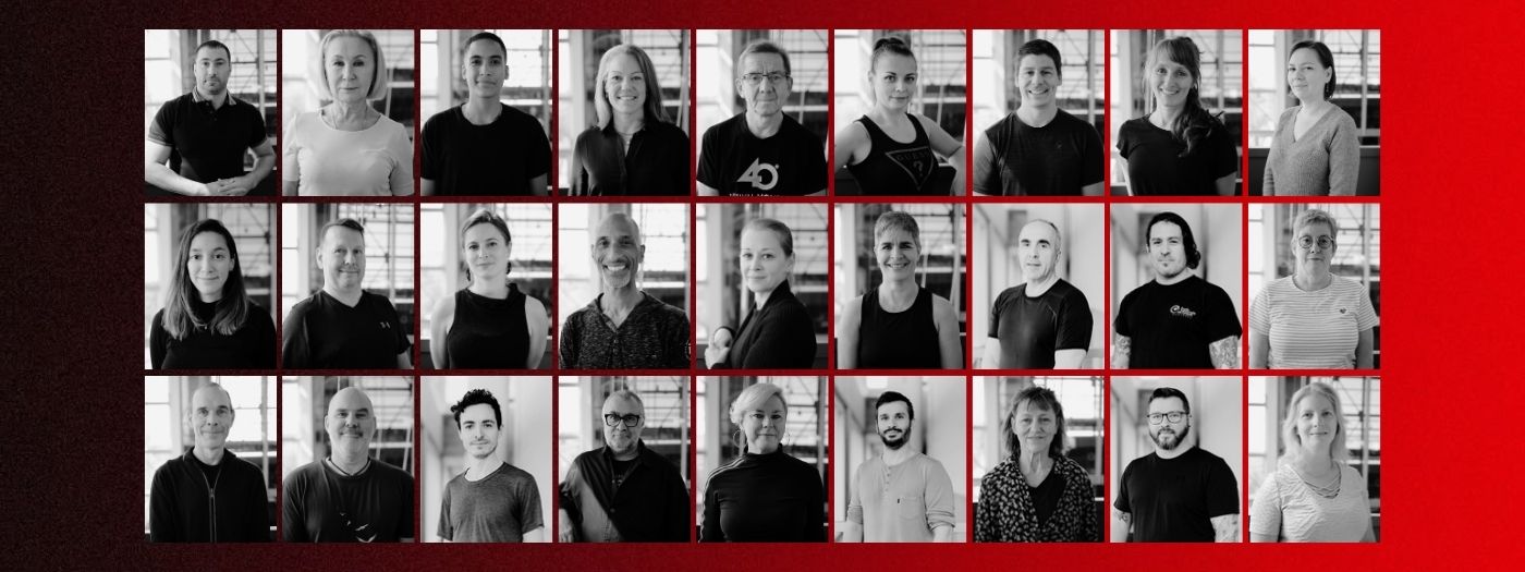 Photo de groupe en noir et blanc de 24 personnes, chacune dans un portrait individuel disposé dans une grille avec des bordures rouges et un fond dégradé rouge. INSCRIPTIONS OUVERTES : Propulse-toi vers la prochaine génération d'artistes de cirque.