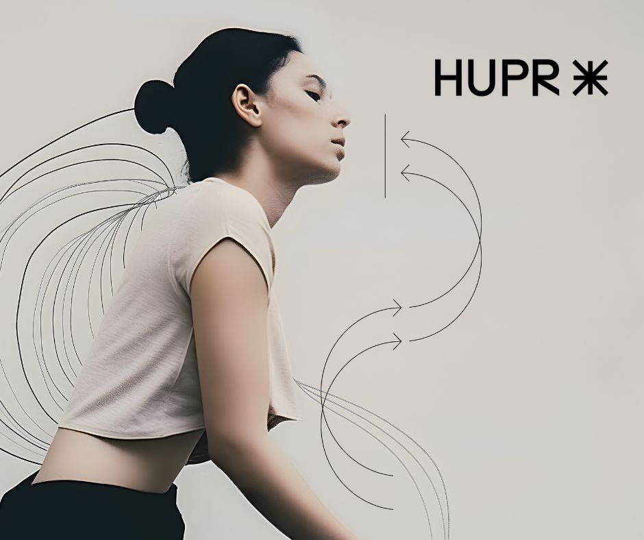 Une femme aux cheveux bruns coiffés en chignon se penche vers l'avant, vêtue d'un léger crop top. Des lignes noires incurvées et des flèches l'entourent. Le mot HUPR et un symbole en forme d'étoile apparaissent dans le coin supérieur droit.