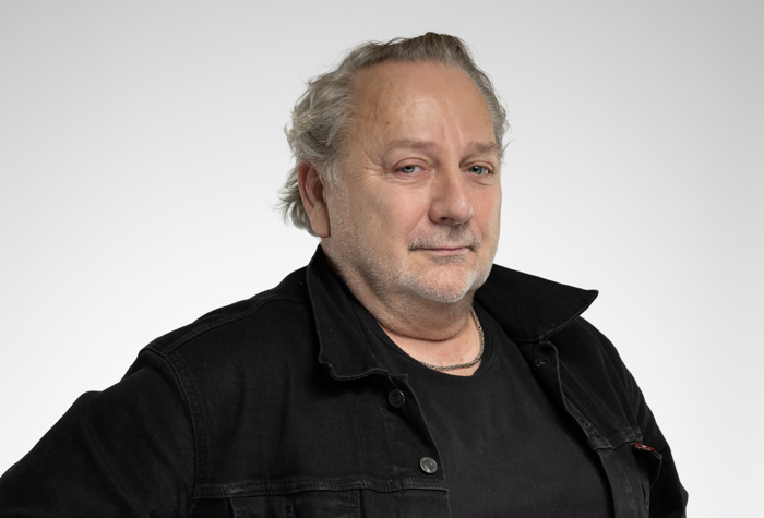 Un homme vêtu d'une veste noire.