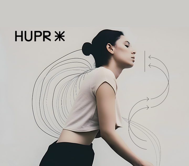 Une femme vêtue d'un haut court pose de profil sur un fond blanc, entourée de lignes noires abstraites qui tourbillonnent autour d'elle. Le mot « HUPR » et un symbole ressemblant à une étoile apparaissent sur le côté gauche de l'image.